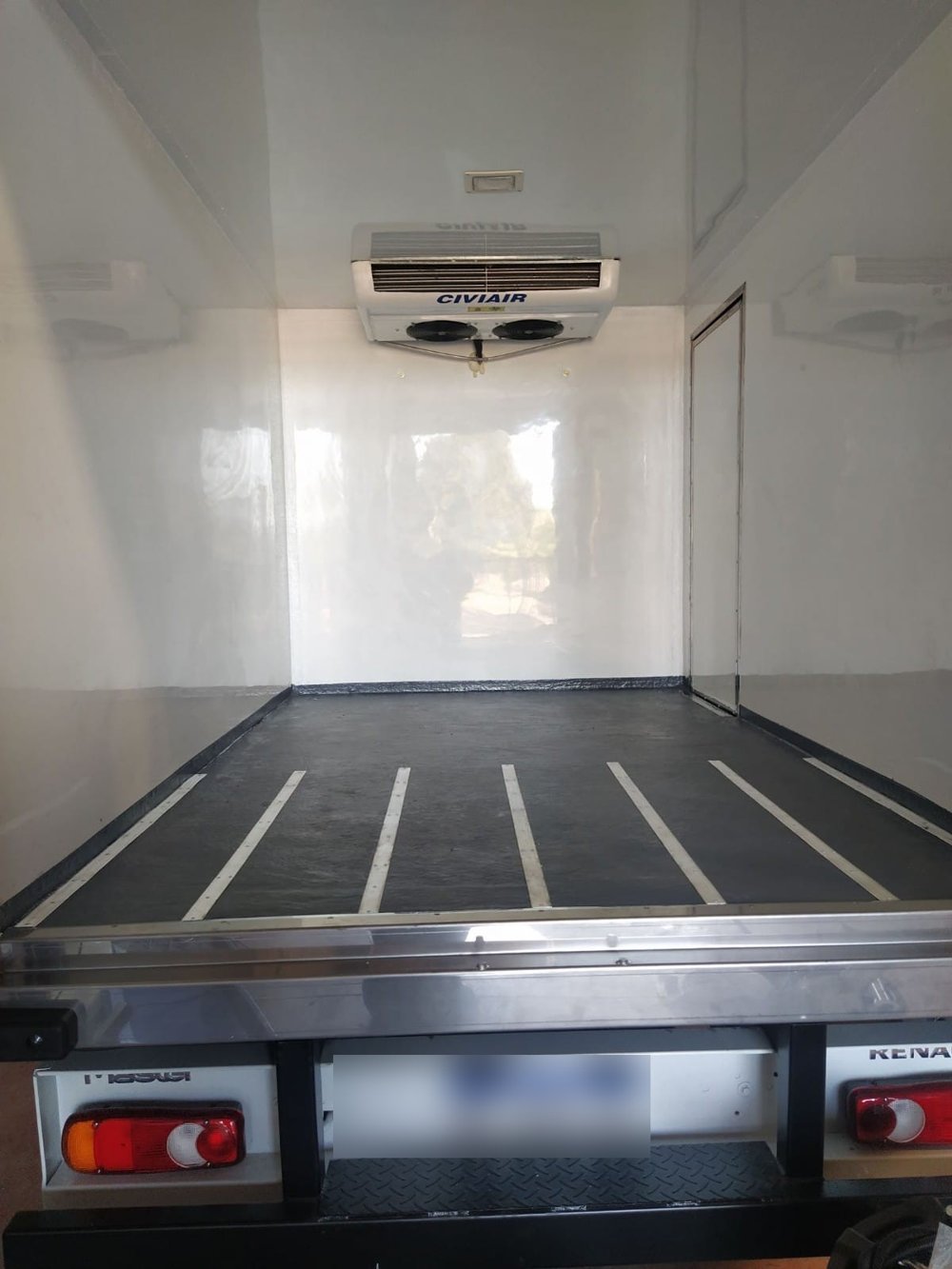 Interior de carrocería térmica con equipo Civiair