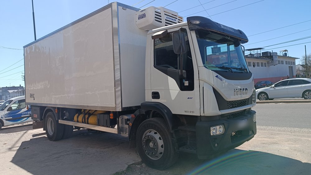 Camión Iveco con carrocería térmica Civiair en la calle
