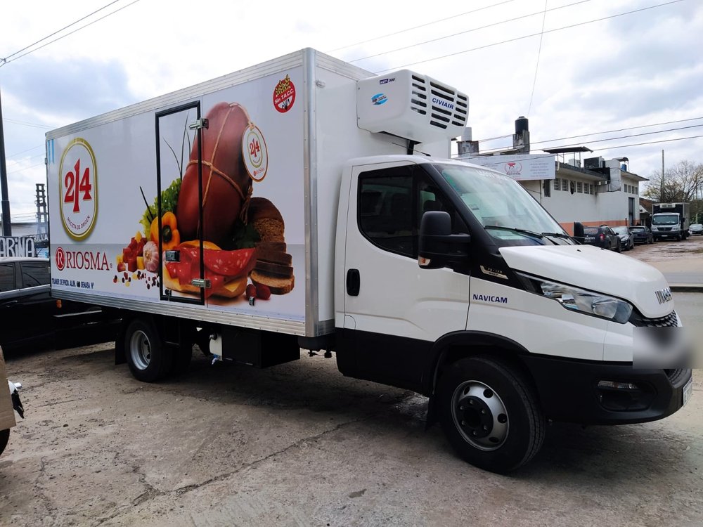 Camión con carrocería térmica para transporte de alimentos